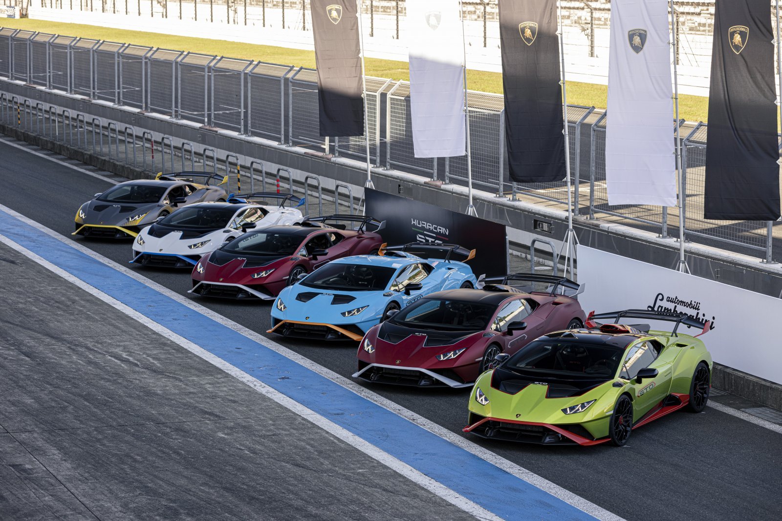 O のひと文字で スポーツカーが昇華する Pen Online