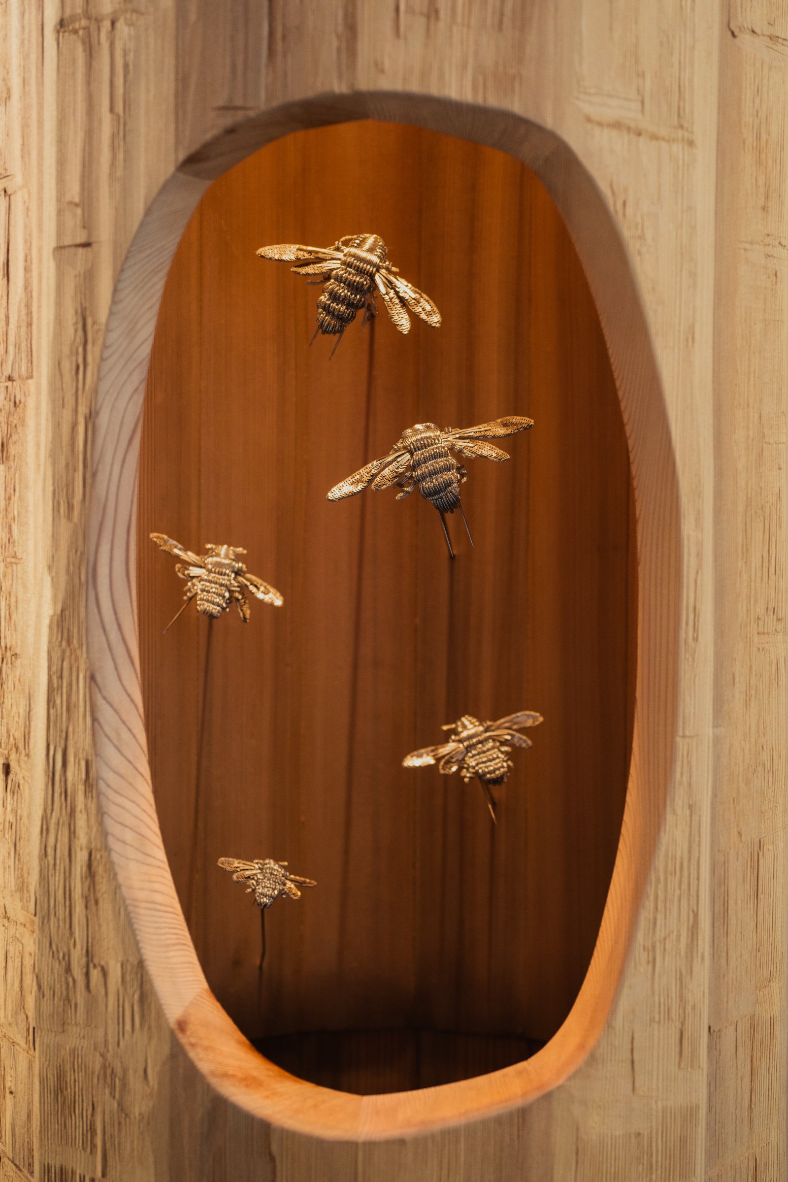 Abeilles argentées, brodées par Lesage Intérieurs (c) le19M Photo Mickael LLORCA.jpg