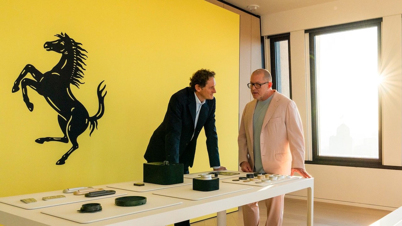 フェラーリのジョン・エルカン会長とラブフロムのジョナサン・アイブ
