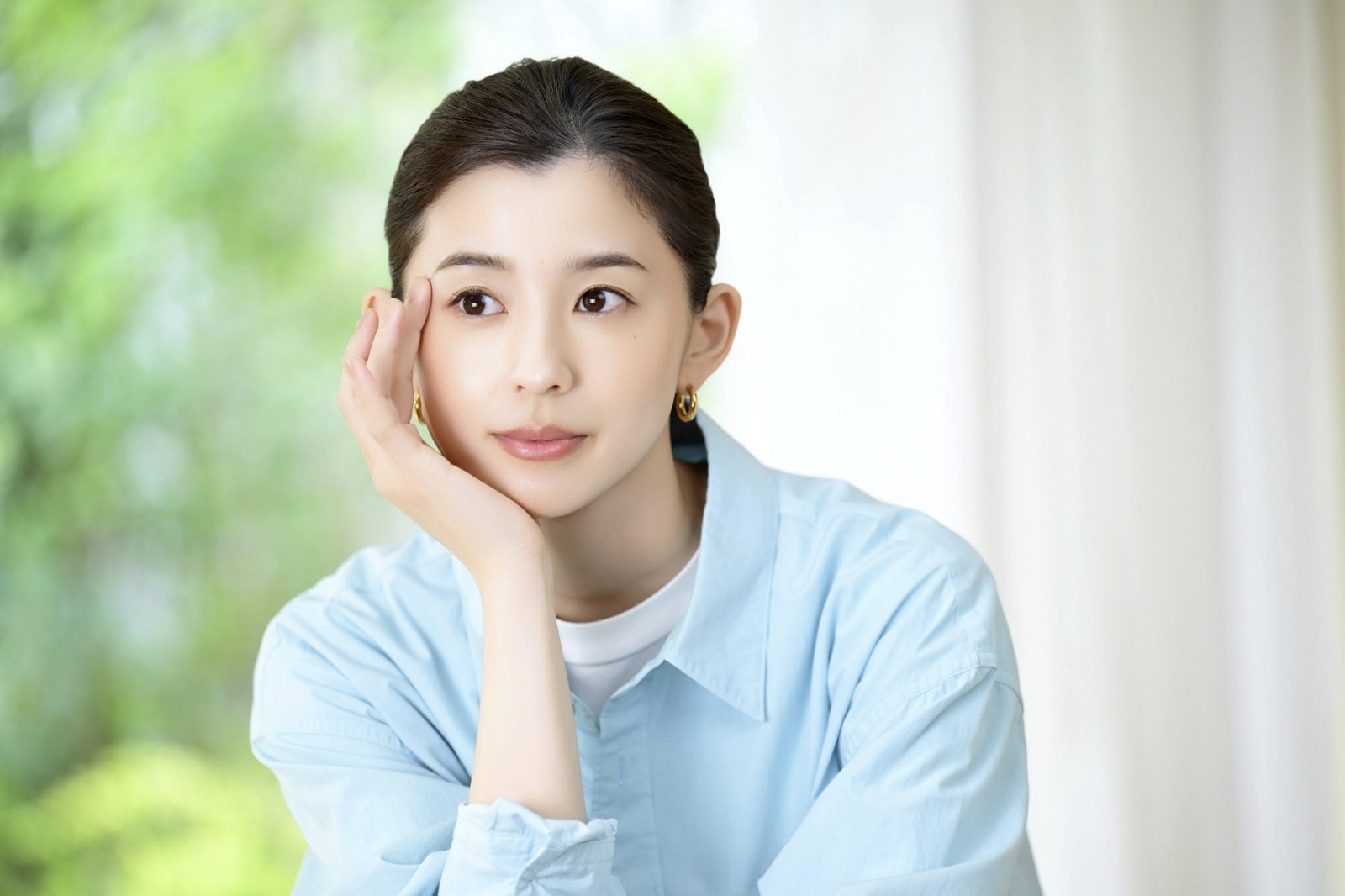 モデル・女優として活躍する朝比奈彩さんが、心地よい空間で寛いでいる写真。