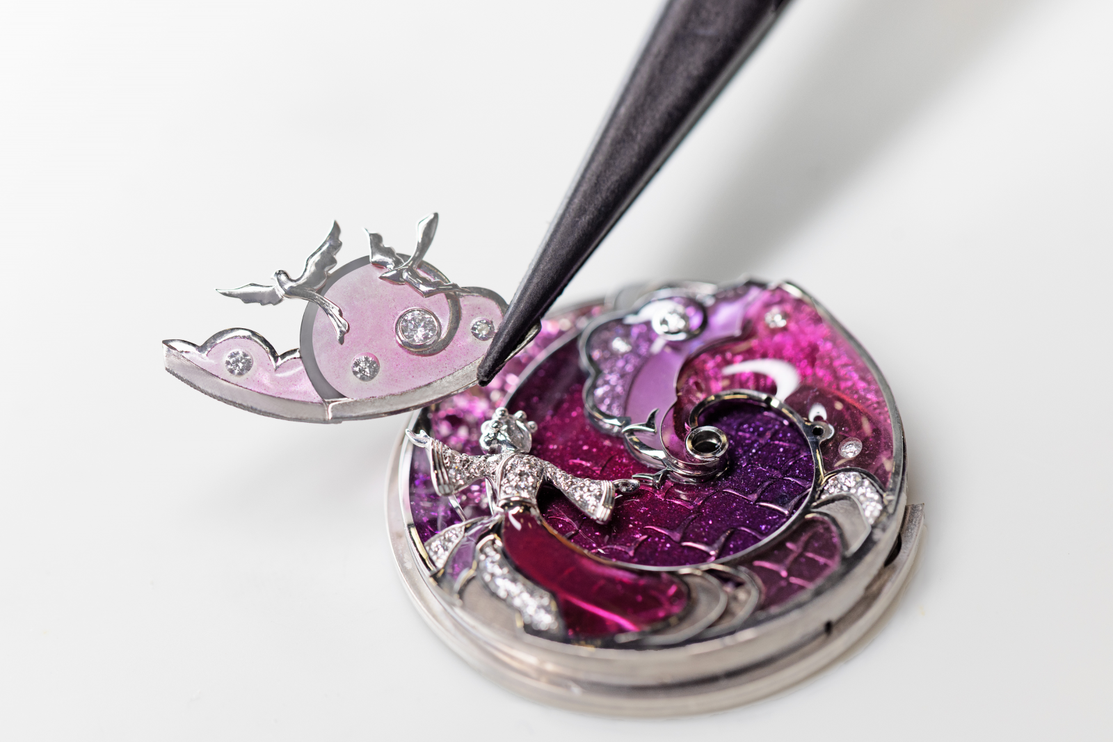 VCARPERX00-Lady-Retrouvailles-Celestes-8031-©Johann-Sauty-Van-Cleef-_-Arpels.png