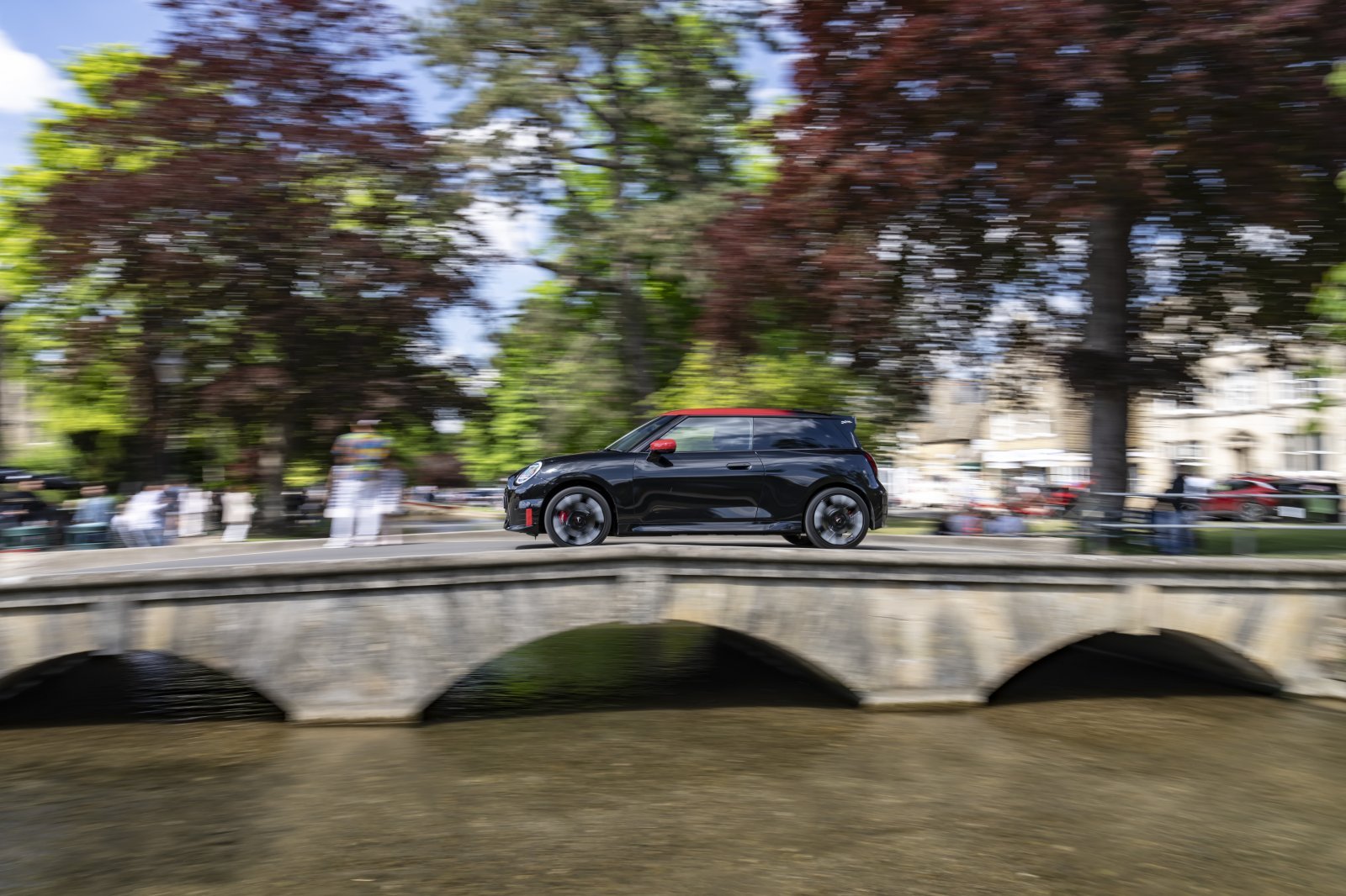 BF_MINI_JCW_Electric_Midnight_Black_II_052025_00023.jpg