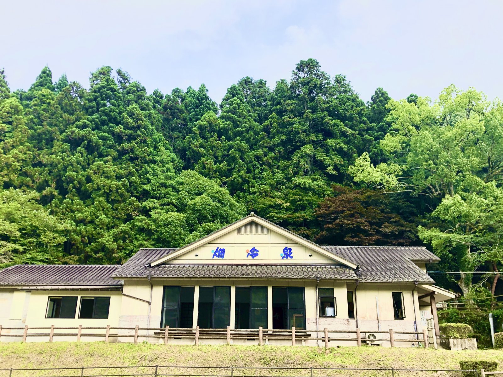 神秘の水風呂!? 1年で約1カ月しか開かない幻のサウナ「畑冷泉館」へ