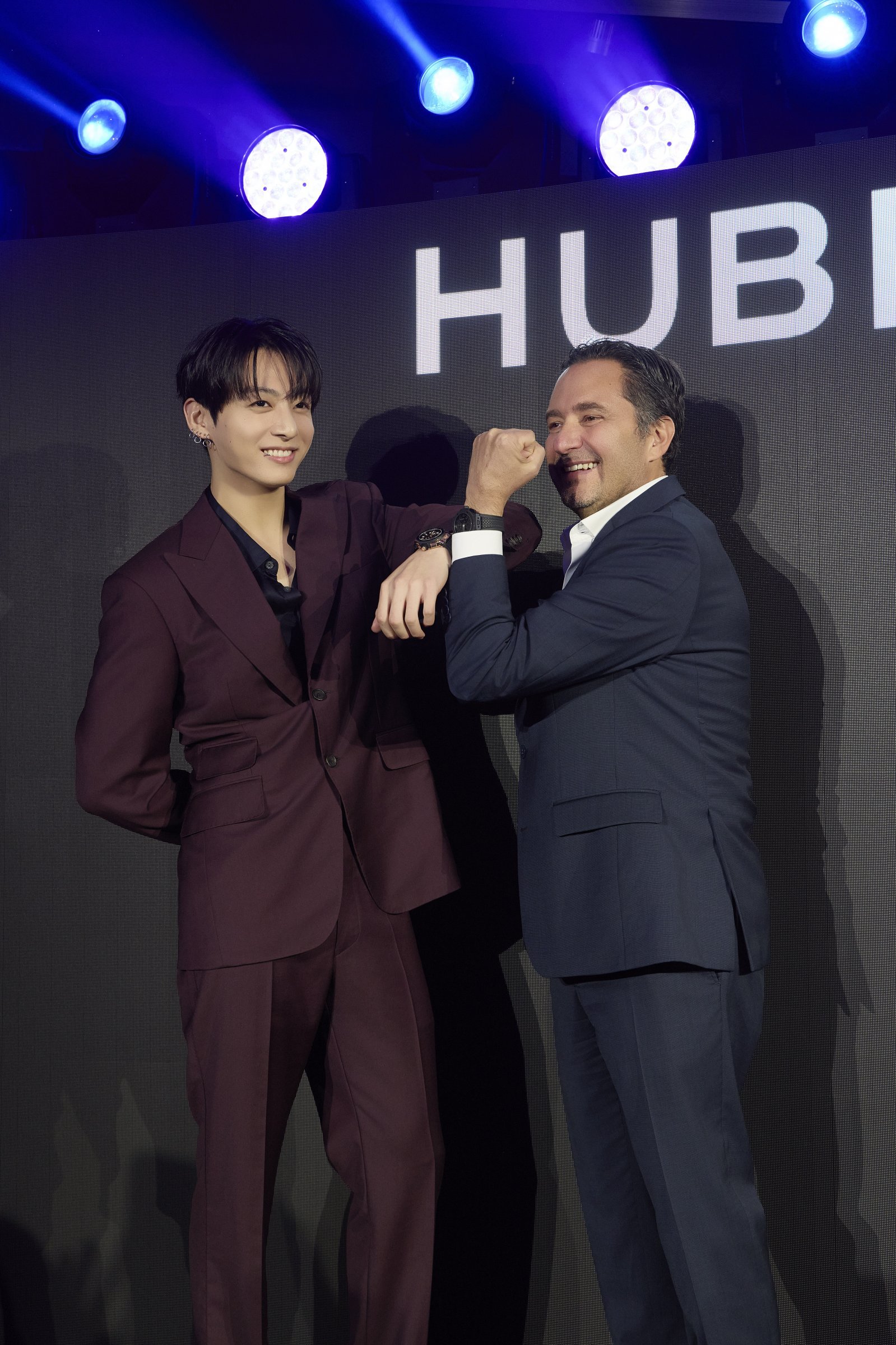 JUNG KOOK HUBLOT GLOBAL BRAND AMBASSADOR WITH JULIEN TORNARE HUBLOT CEO (4).jpg