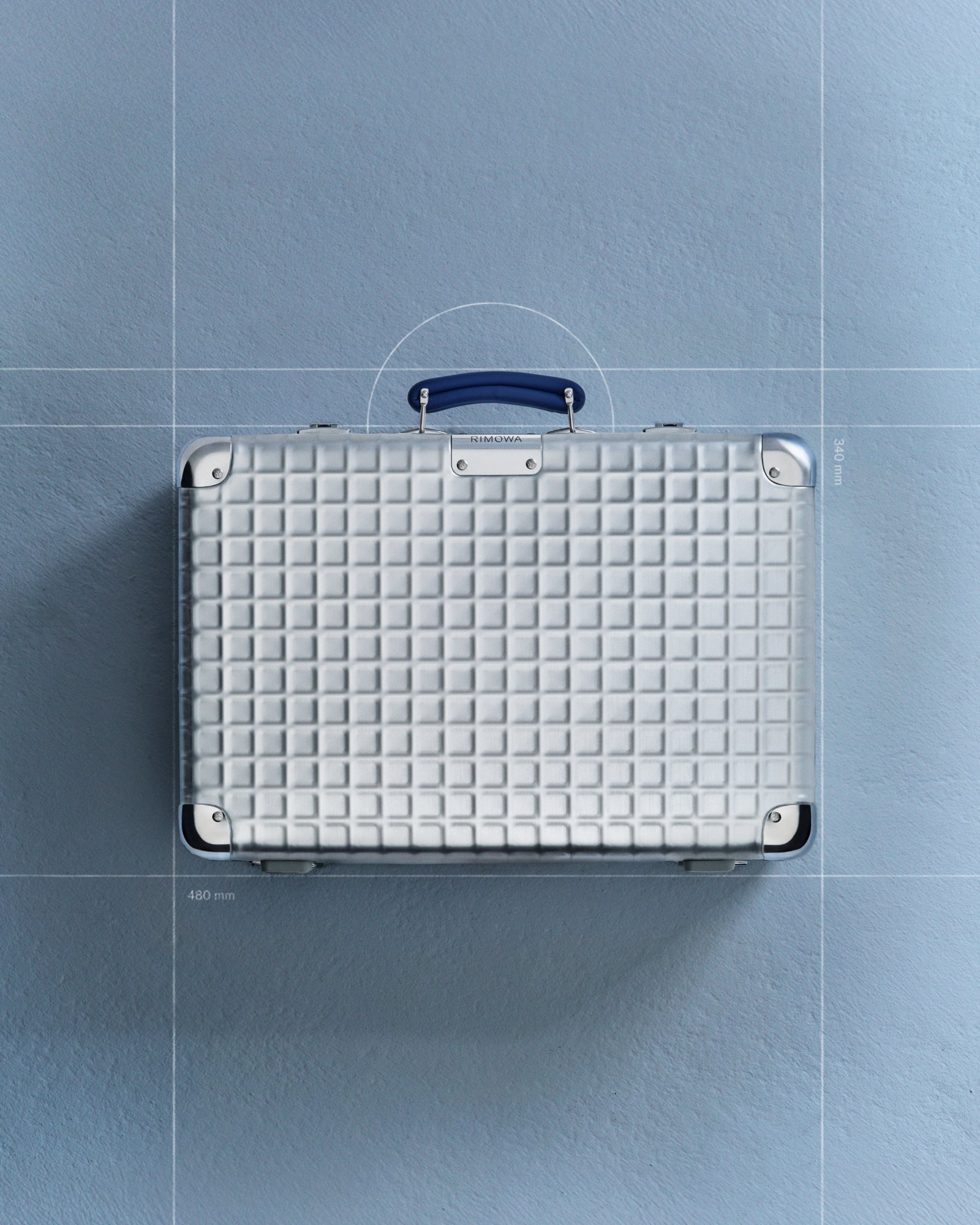 RIMOWA_Classic_Grid_Hand Carry Case_Silver_Beautyshots_4x5.jpg