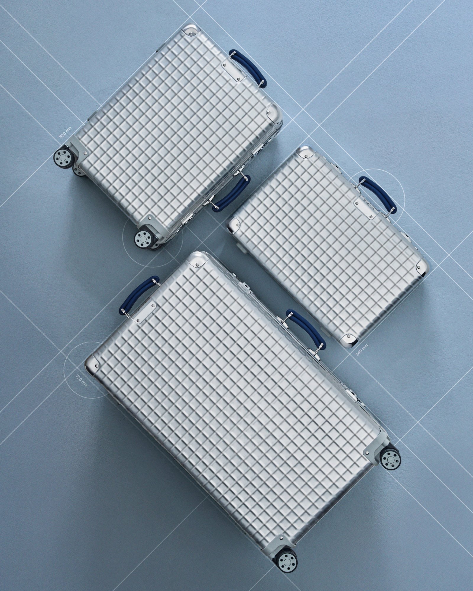 RIMOWA_Classic_Grid_Silver_Beautyshots_4x5.jpg