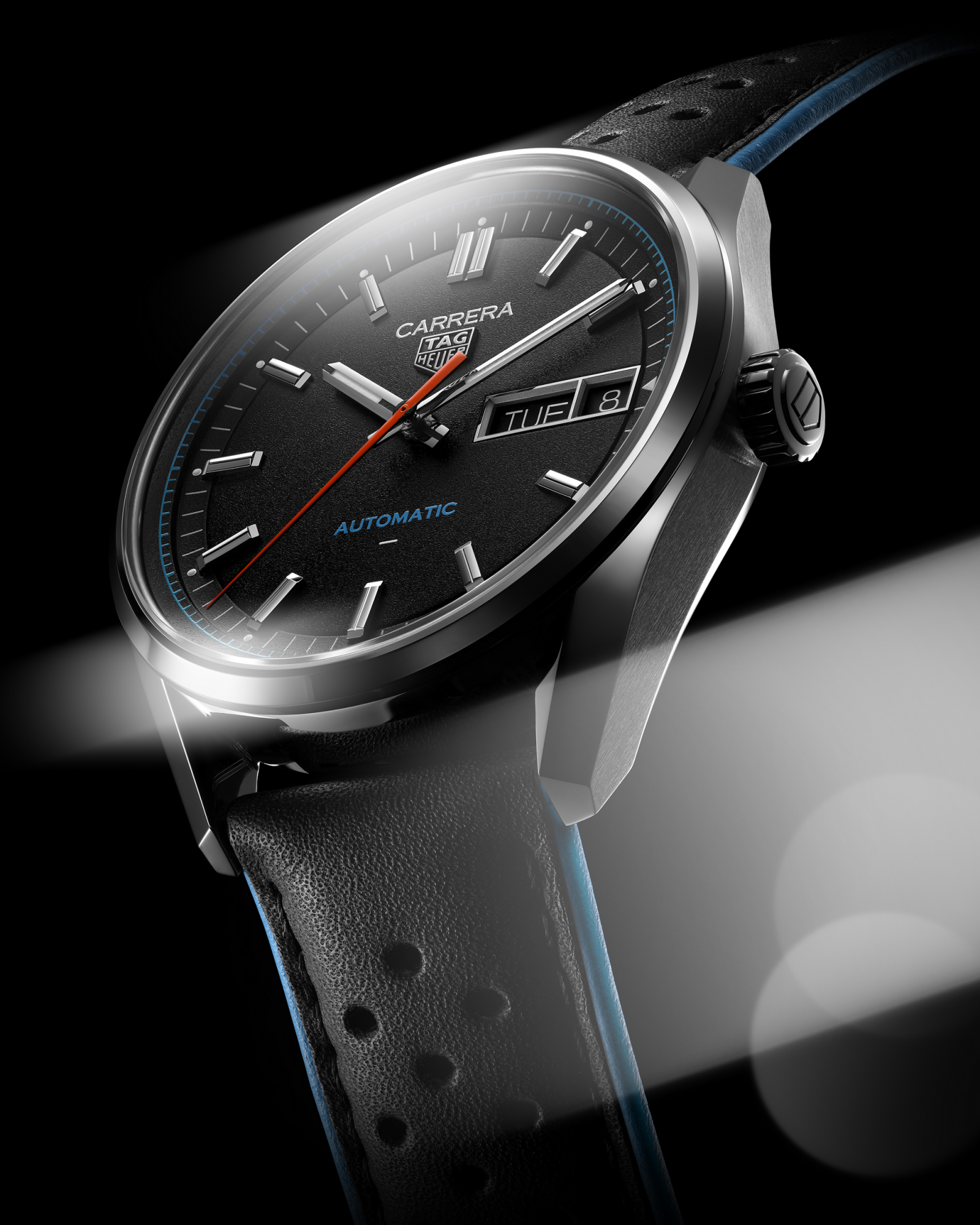 Web 2000px transparent-07-CARRERA_WDA2110.FC6614_HERO_4-5.png