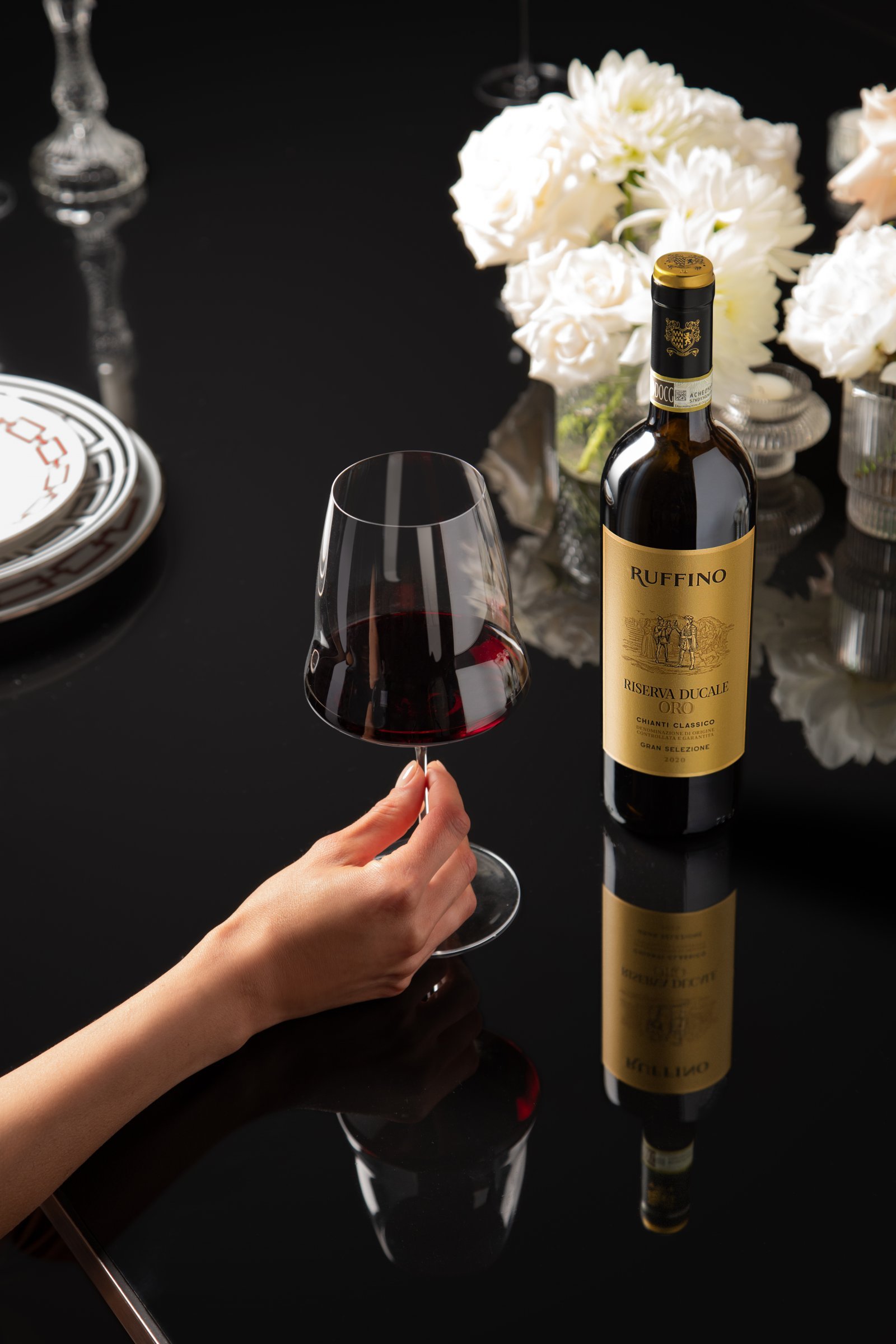 Ruffino_Bottle in the hand_04.jpg