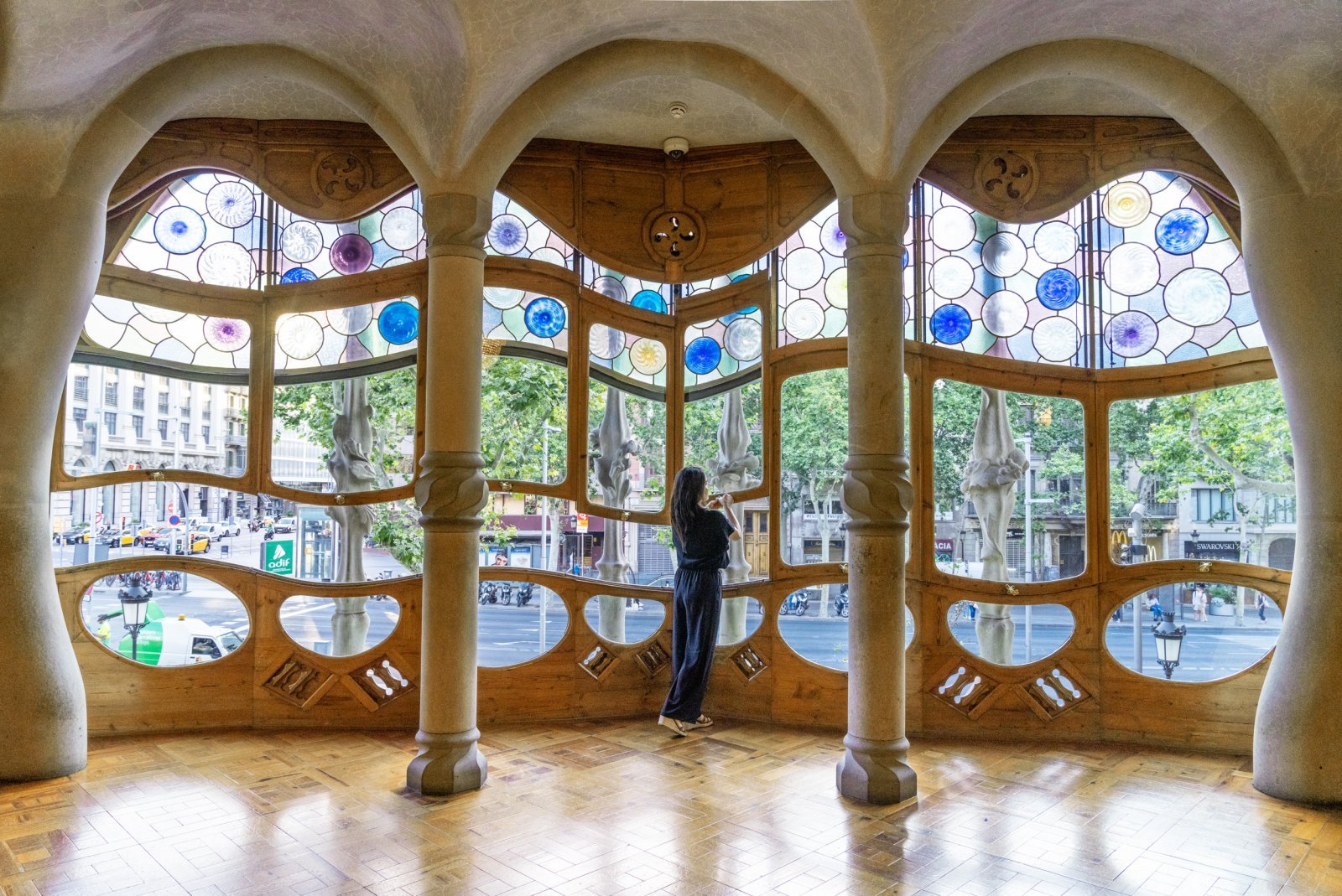 ★【クレジット必須©Pere Vivas－Triangle Books】カサ・バトリョの窓（高解像度画像）.jpg