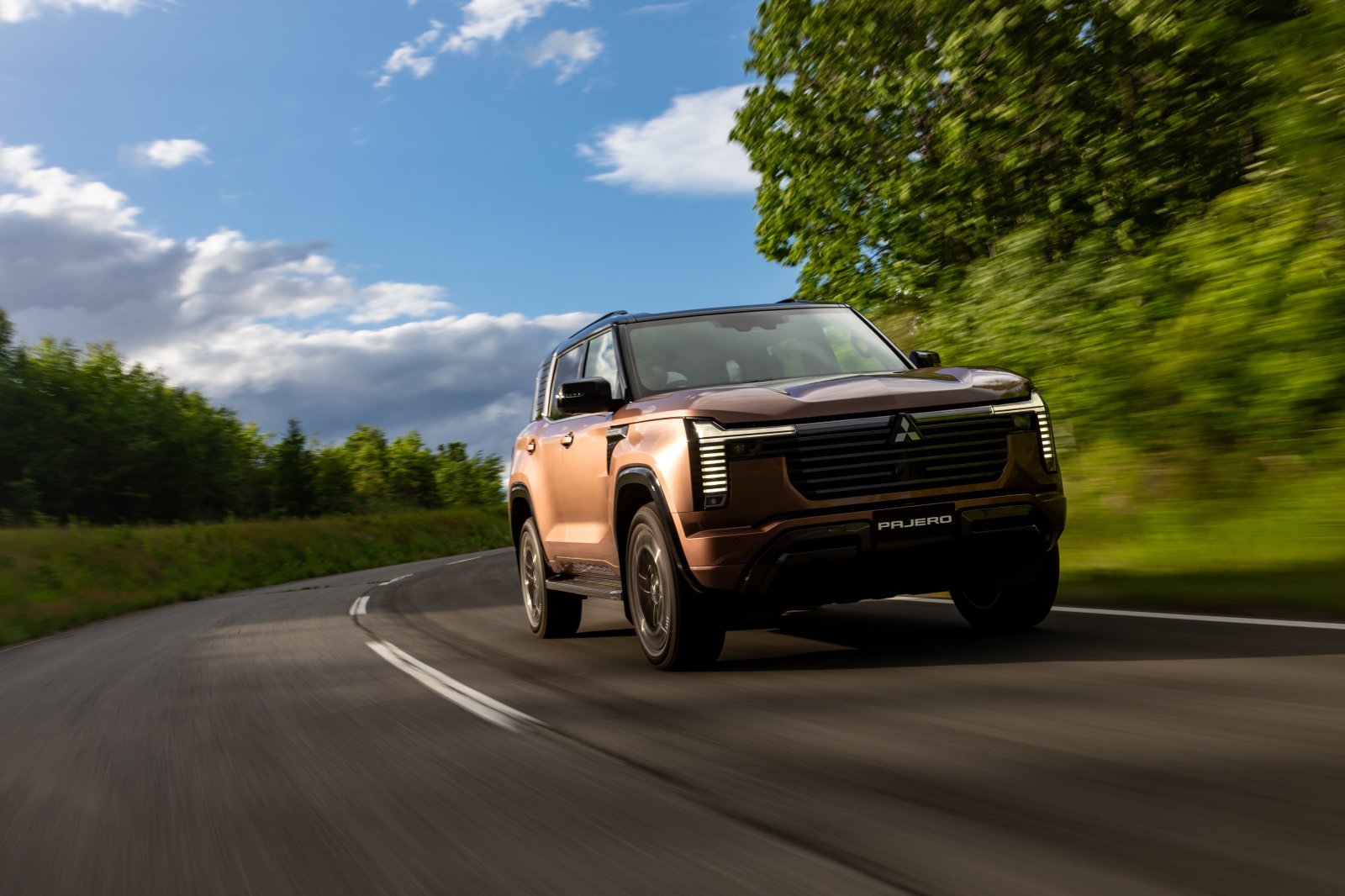 new_pajero_driving_on_paved_roads01.jpg
