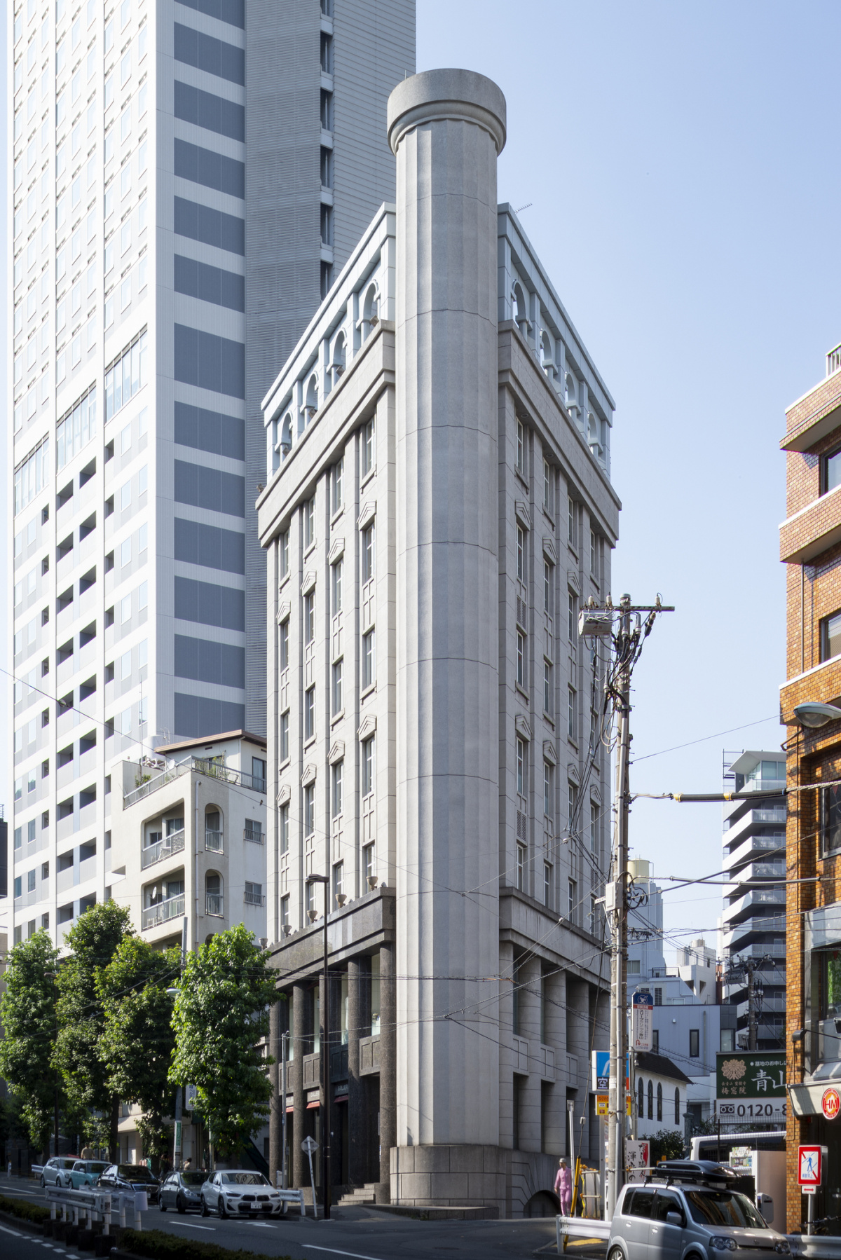 隈研吾のポストモダン建築の代表作 ドーリック南青山 に Fritz Hansen Tokyo がオープン Pen Online