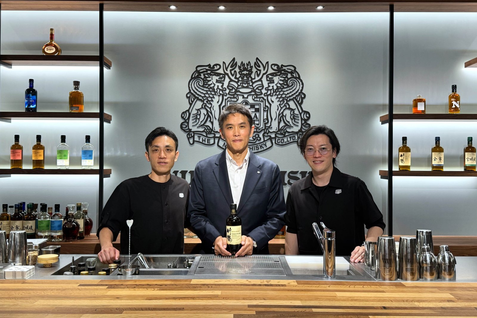 ニッカウヰスキーの中村純（マーケティング部／バーテンダー）、小野直人（代表取締役社長）、友吉直紀（マーケティング部）。